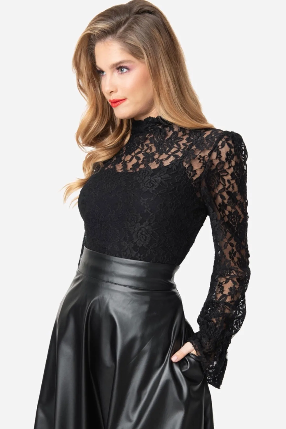 Donna Lace Ruffled Collar Blouse